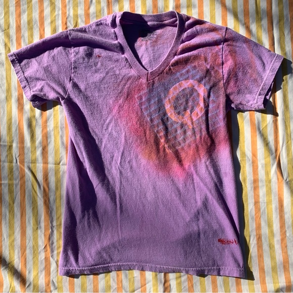 Hanes Handmade V-Neck “Q” Purple Painted Letter Tee One of A Kind Size Small 💜 - Picture 3 of 16
